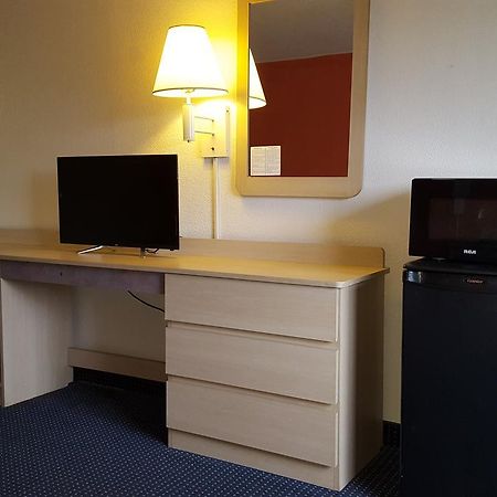 Red Carpet Inn Gibbstown Екстер'єр фото